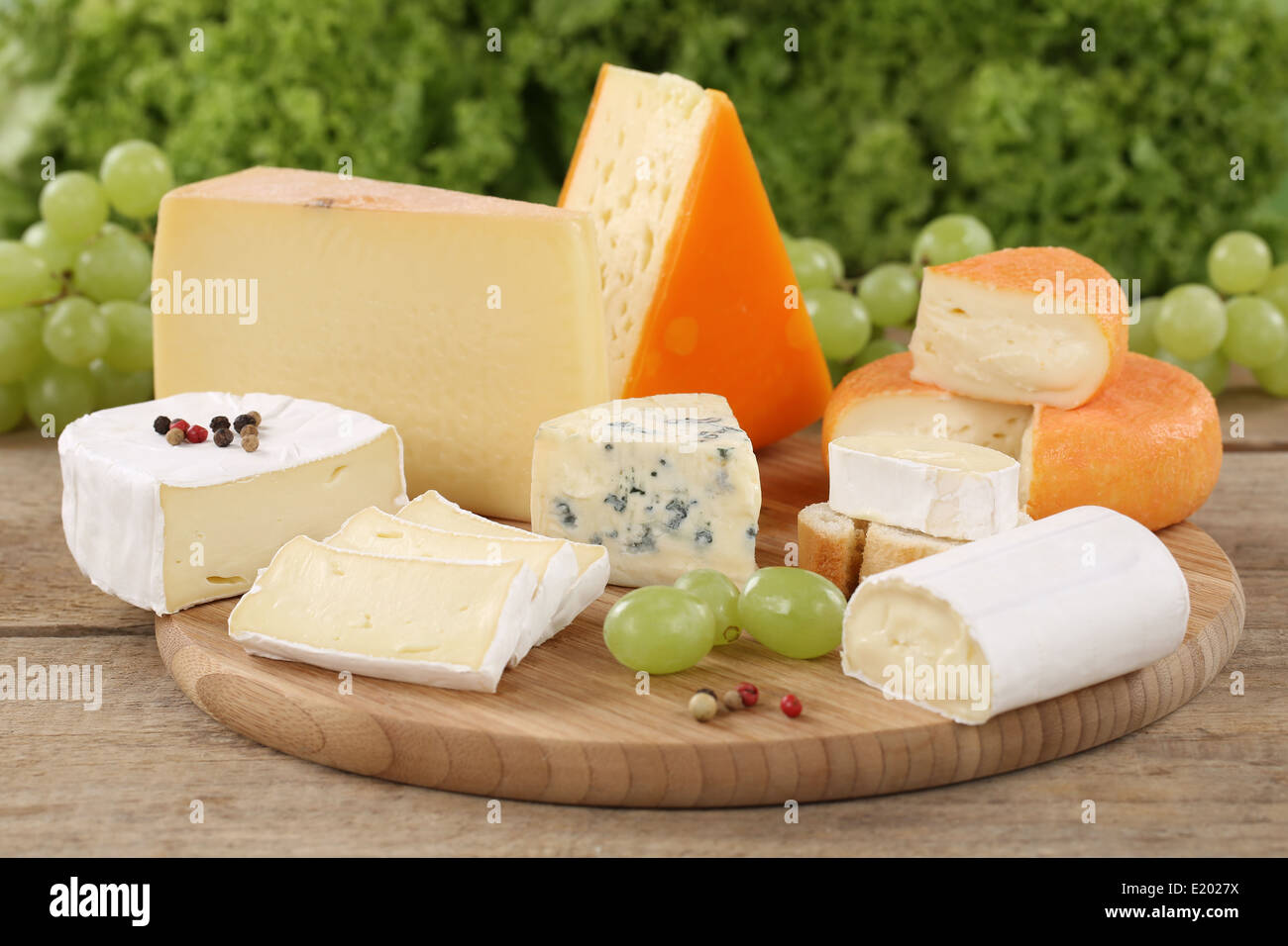 Käseplatte mit Camembert, Berg und Schweizer Käse auf einem Holzbrett Stockfoto