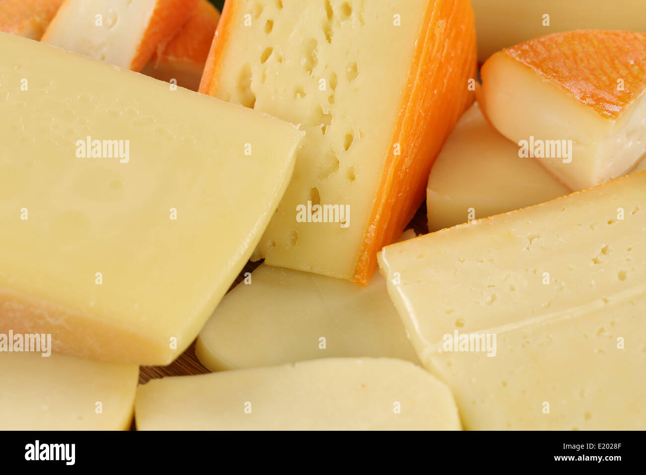 Käseplatte mit Gouda, Käsemarke, Edamer, hart und Schweizer Käse Stockfoto