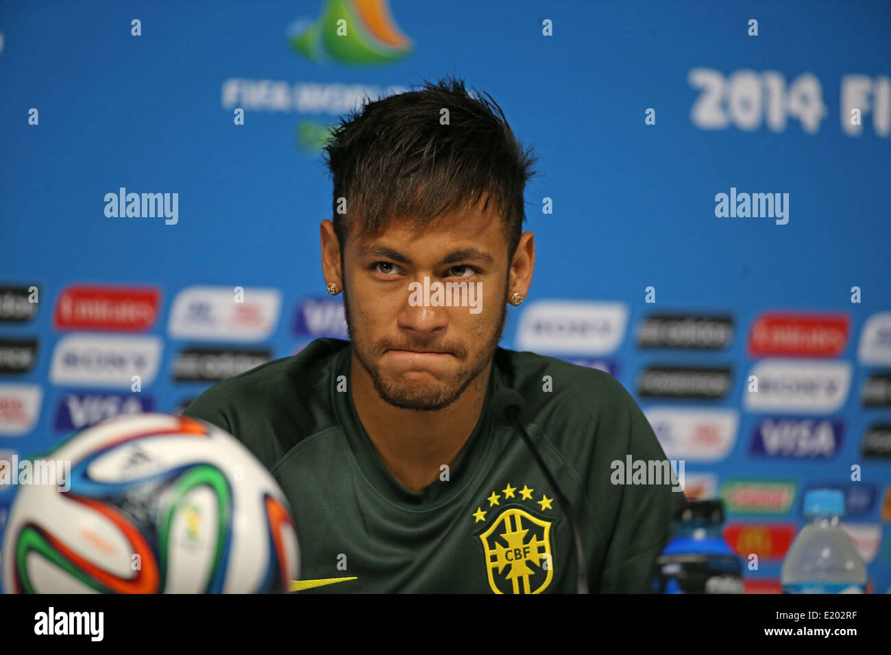 Stürmer Neymar, der die brasilianische Fußball-Nationalmannschaft während der Pressekonferenz im Pressezentrum der Arena Korinther (Itaquerao) in Itaquera, östlich von Sao Paulo, südöstlichen Brasilien, am Vorabend des Spiels gegen Kroatien bei der Eröffnung des World Cup. Bildnachweis: Dpa picture Alliance/Alamy Live News Stockfoto