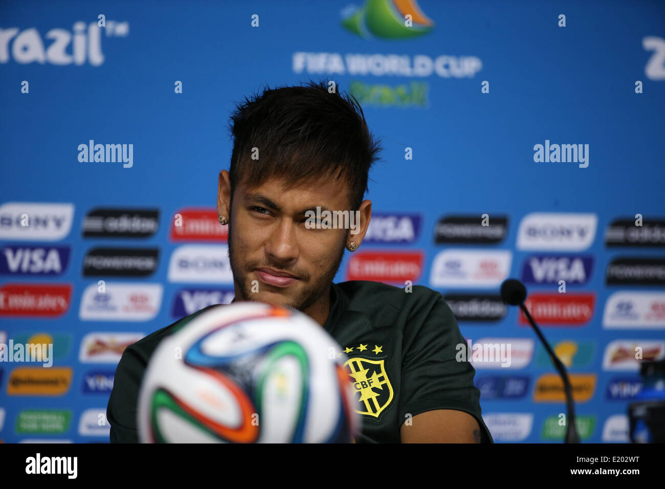 Stürmer Neymar, der die brasilianische Fußball-Nationalmannschaft während der Pressekonferenz im Pressezentrum der Arena Korinther (Itaquerao) in Itaquera, östlich von Sao Paulo, südöstlichen Brasilien, am Vorabend des Spiels gegen Kroatien bei der Eröffnung des World Cup. Bildnachweis: Dpa picture Alliance/Alamy Live News Stockfoto