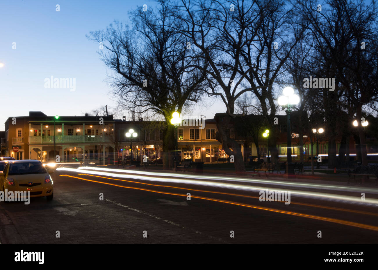 Santa Fe New Mexico historischen Platz Plaza bei Nachtfarbe mit Verkehr bewegt Stockfoto