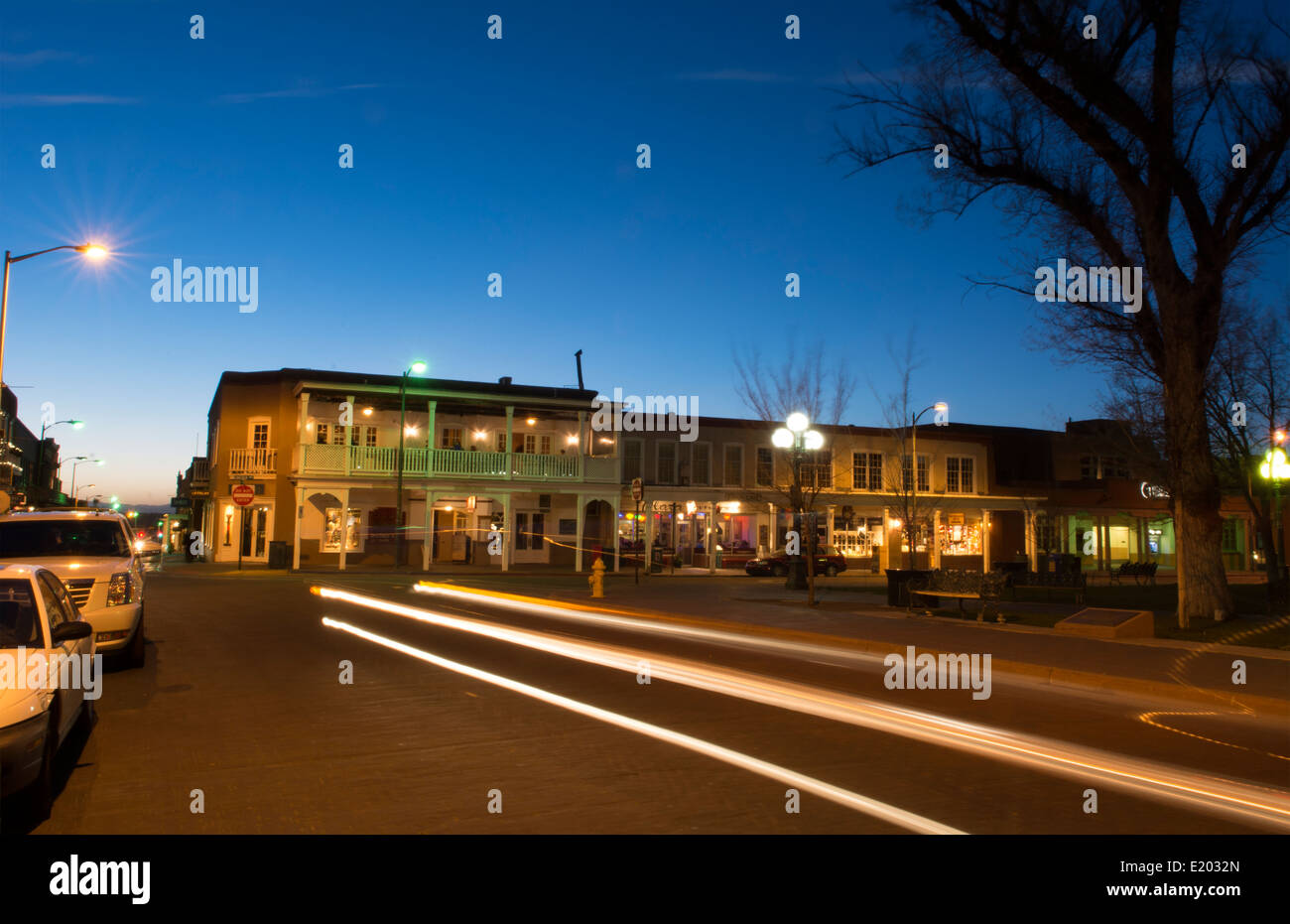 Santa Fe New Mexico historischen Platz Plaza bei Nachtfarbe mit Verkehr bewegt Stockfoto