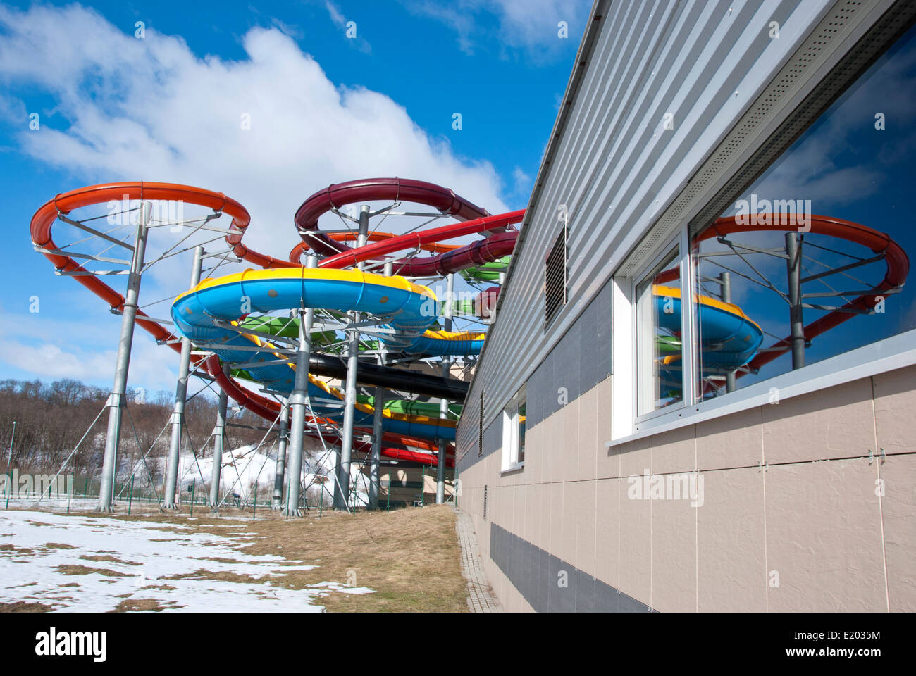 bunte Aqua-Park Rohre Wasserbau auf blauen Himmelshintergrund Stockfoto