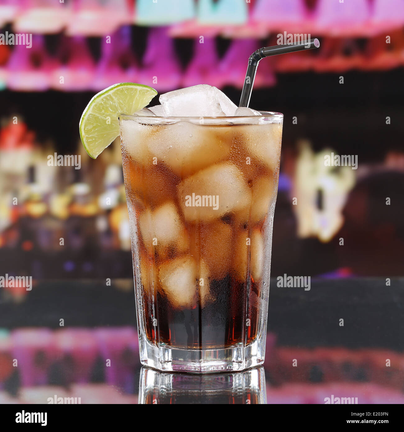 Kalte Cola trinken oder Cuba Libre Cocktail mit Eiswürfeln in einer Bar oder einer party Stockfoto
