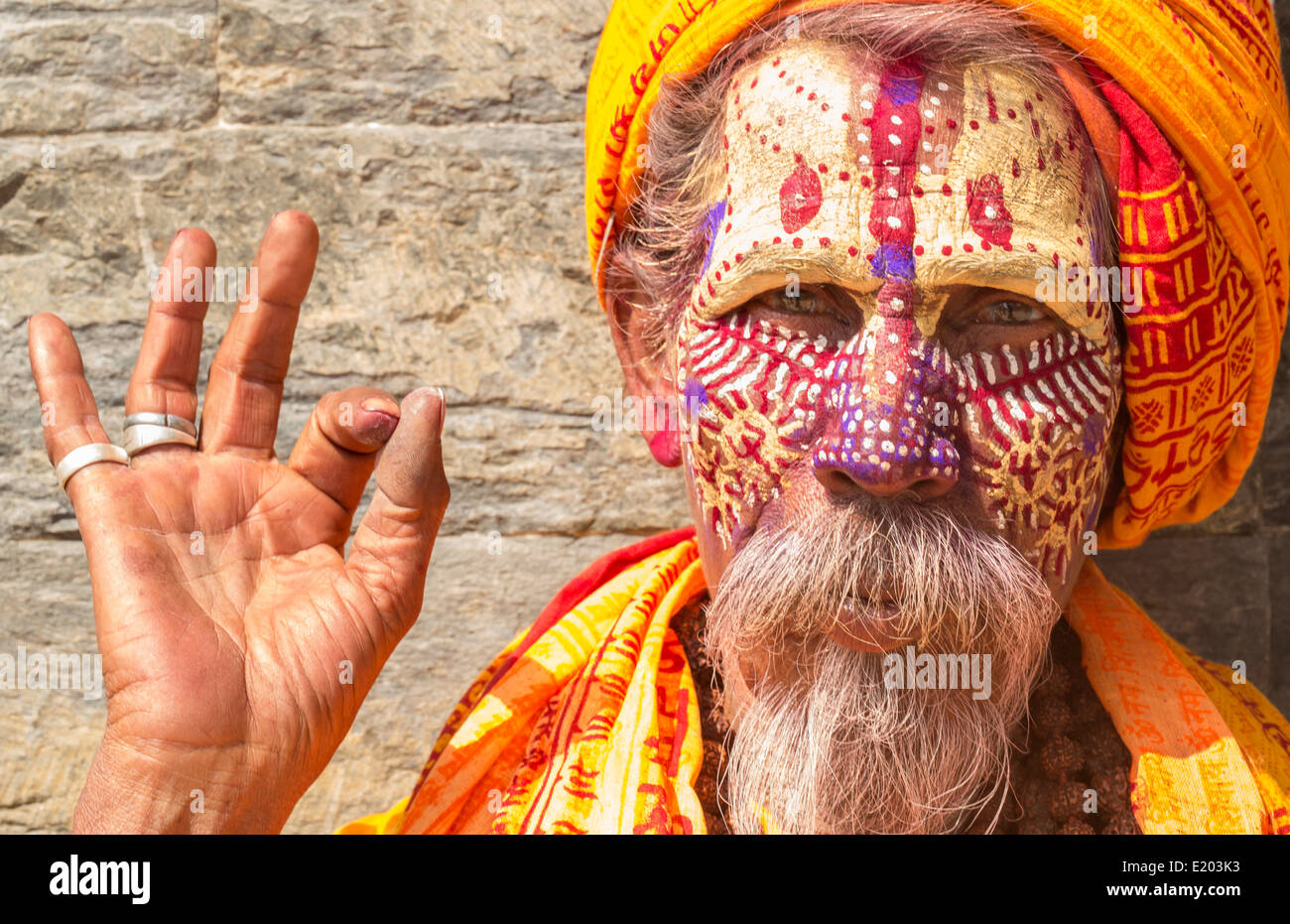 Nepal. Sadus Posen für die Kamera in Pashupatinath. Kathmandu. 96 Stockfoto