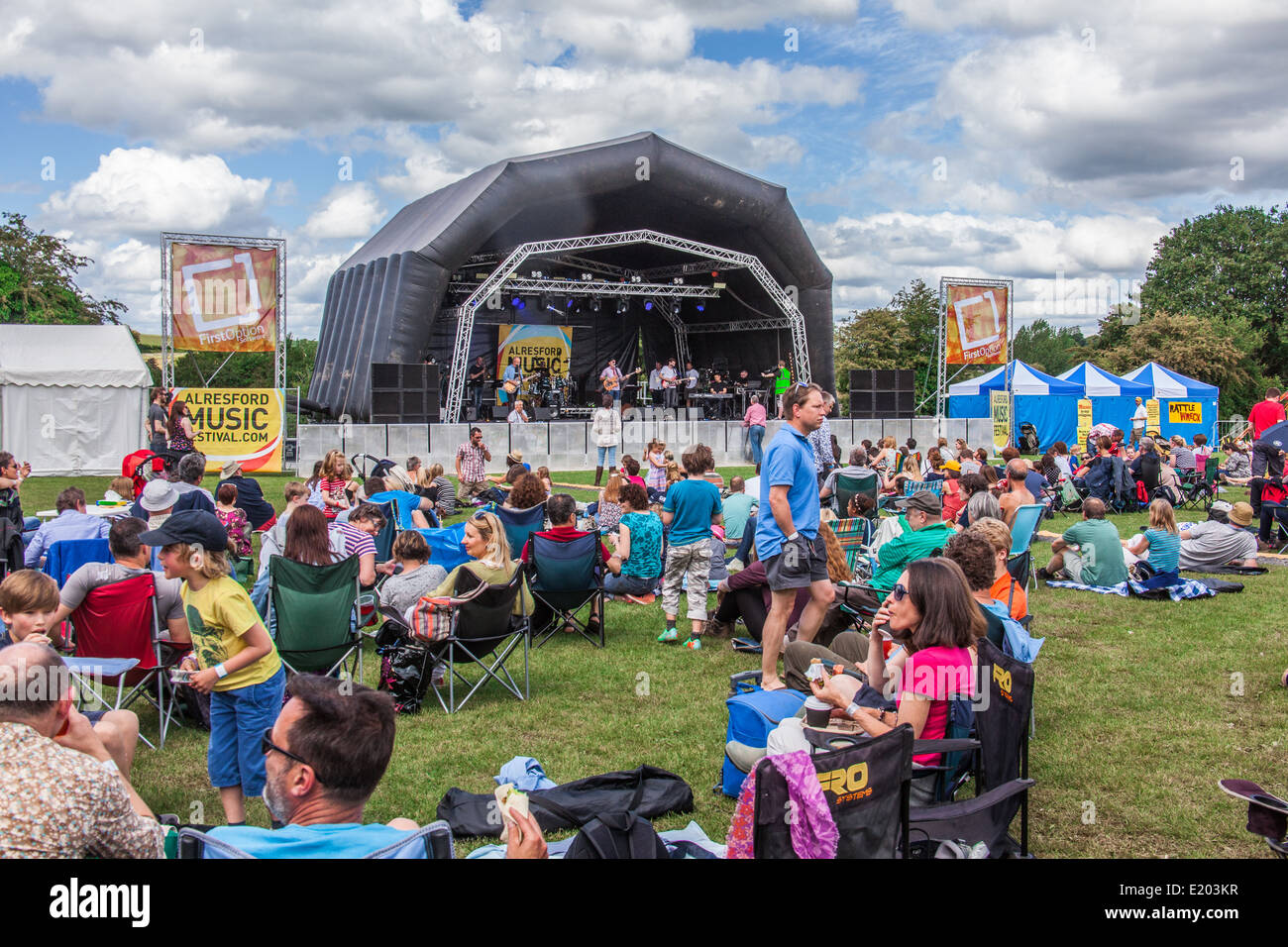 Hauptbühne beim Musikfestival Alresford, Arlebury Park, Alresford, Hampshire, England 2014 Stockfoto