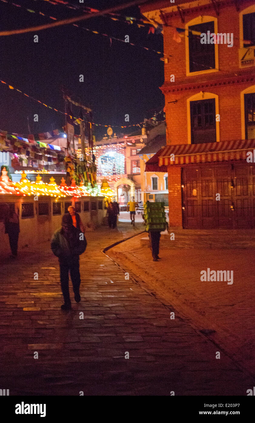 Kathmandu-Nepal-A-Porter in den frühen Morgenstunden toting seine Ladung rund um den Stupa von Boudhanath, Stockfoto