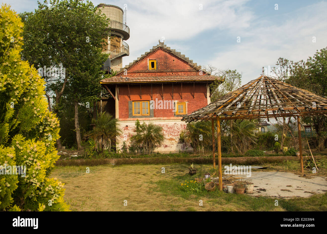 Kathmandu-Nepal. Östlichen Kathmandu. Ein altes Haus steht mit einem kleinen Garten Stockfoto