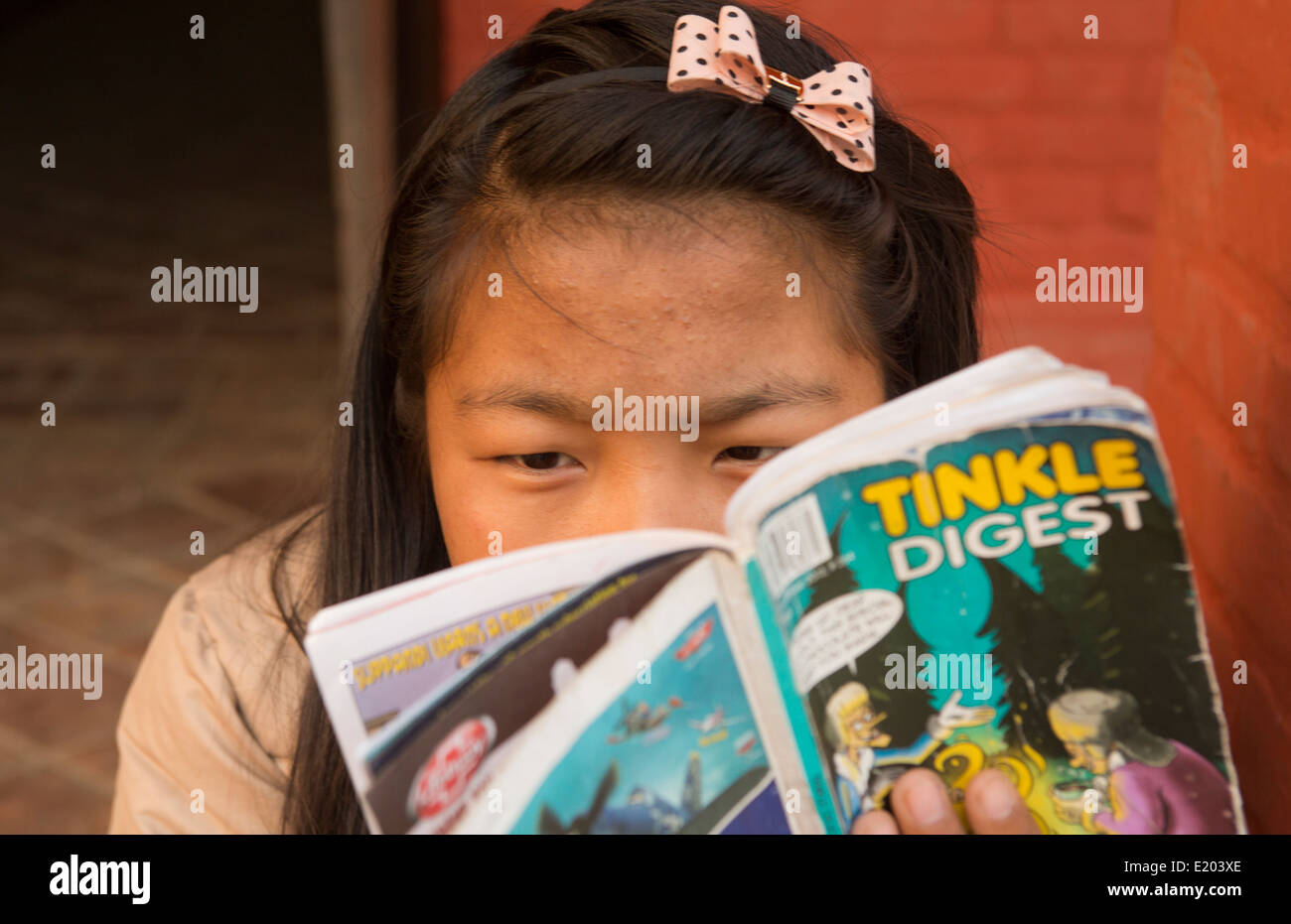 Kathmandu-Nepall. Nepali Kind 8 Jahre in der Schule in Nayapati, östlichen Kathmandu lesen. Stockfoto