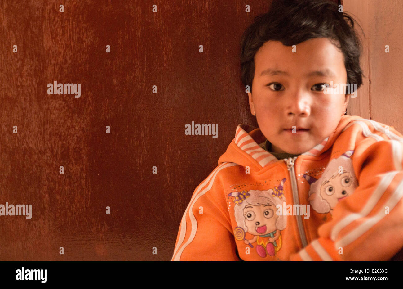Kathmandu-Nepal. Nepali Kind 4 Jahre spielt und posiert für die Kamera in Nayapati östlichen Kathmandu. 1 Stockfoto