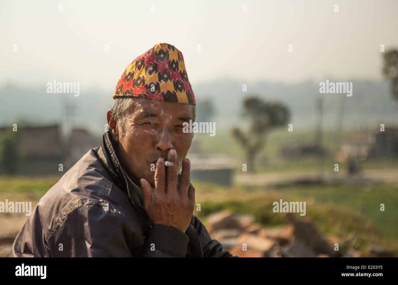 Kathmandu-Nepal-Mann Rauchen einer Zigarette Nayapati östlichen Kathmandu. 30 Stockfoto