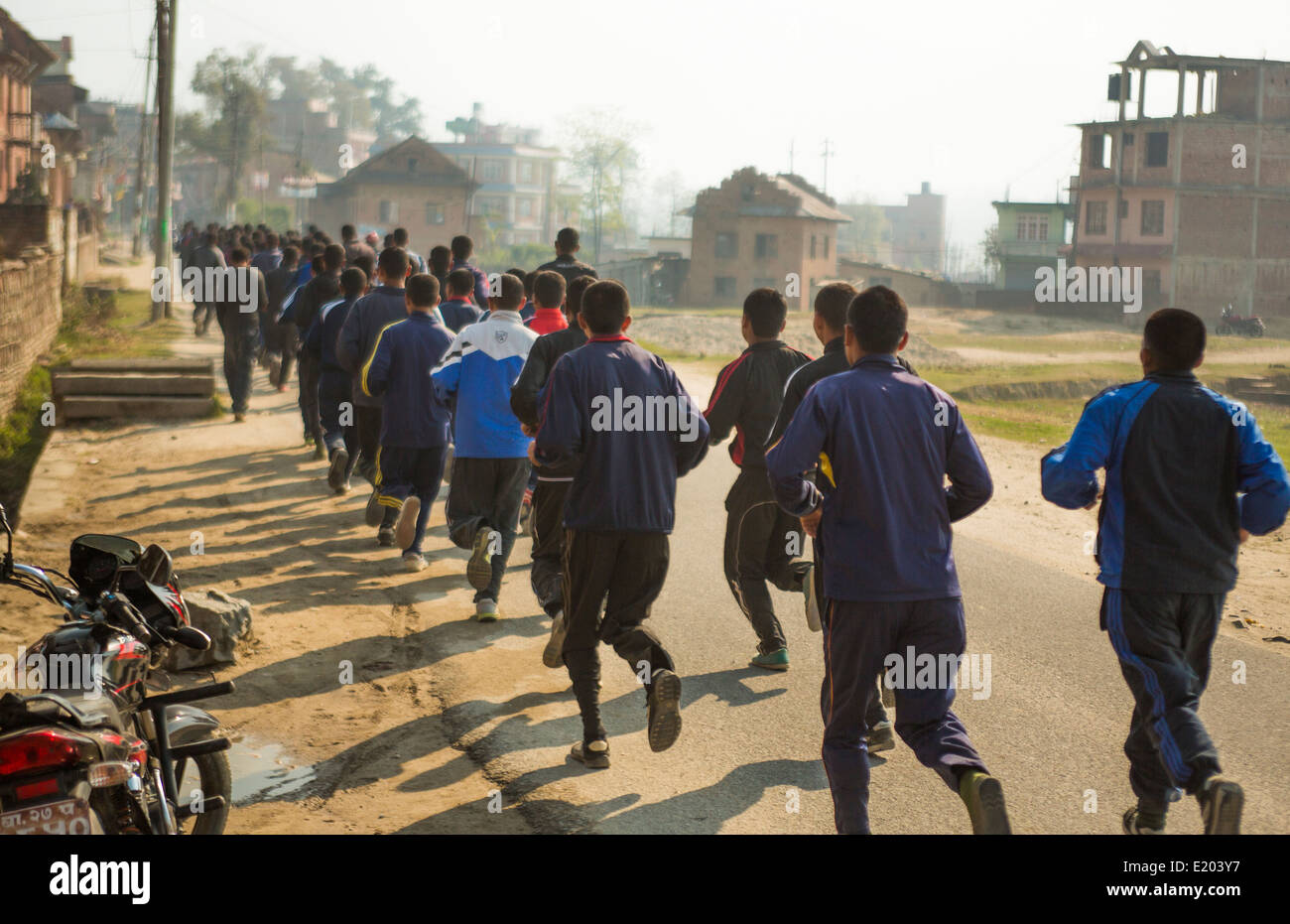 Kathmandu Nepal lokalen High School College Laufteam läuft Weg in Nayapati östlichen Kathmandu. 42 Stockfoto