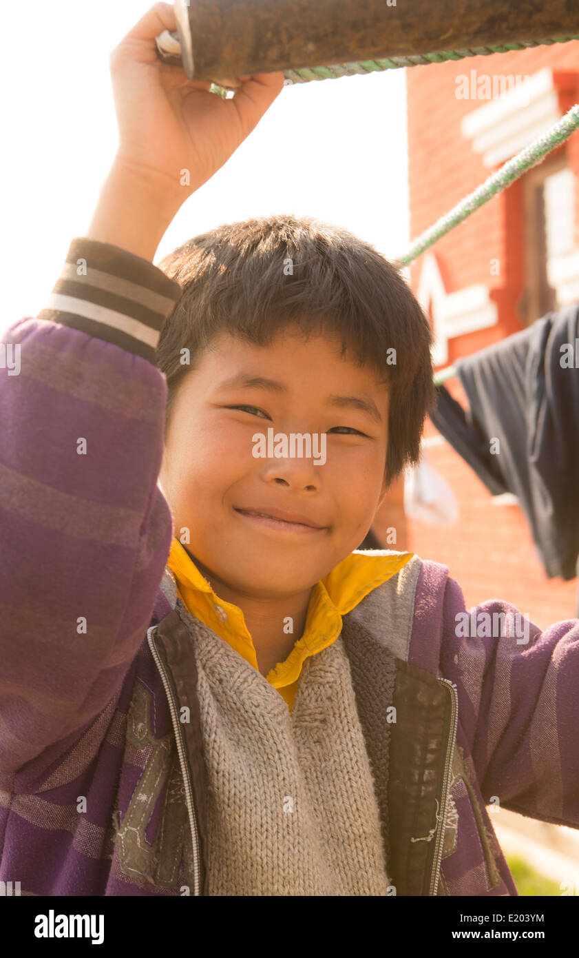 Kathmandu Nepal Nepali jungen Alter 8 auf Spielplatz in Nayapati, östlichen Kathmandu 1 Stockfoto