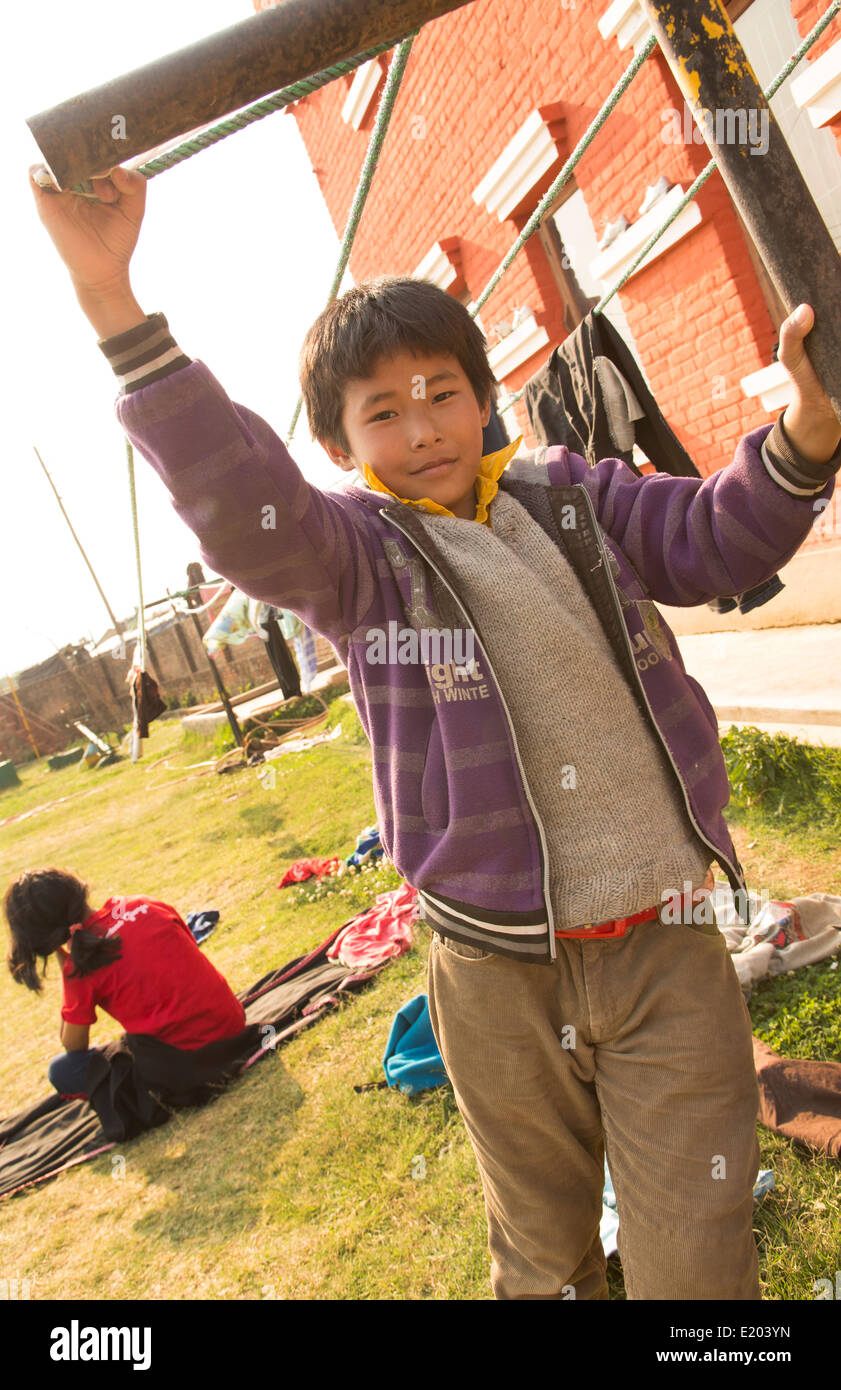 Kathmandu Nepal Nepali jungen Alter 8 auf Spielplatz in Nayapati, östlichen Kathmandu 1 Stockfoto