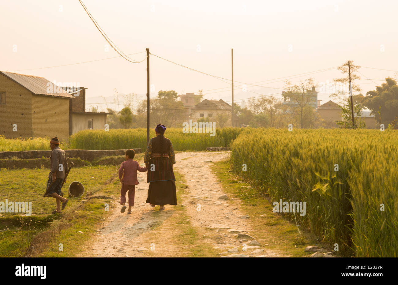 Kathmandu-Nepal-Familie geht auf kleine Landstraße in Nayapati, östliche Kathmandu.1 Stockfoto
