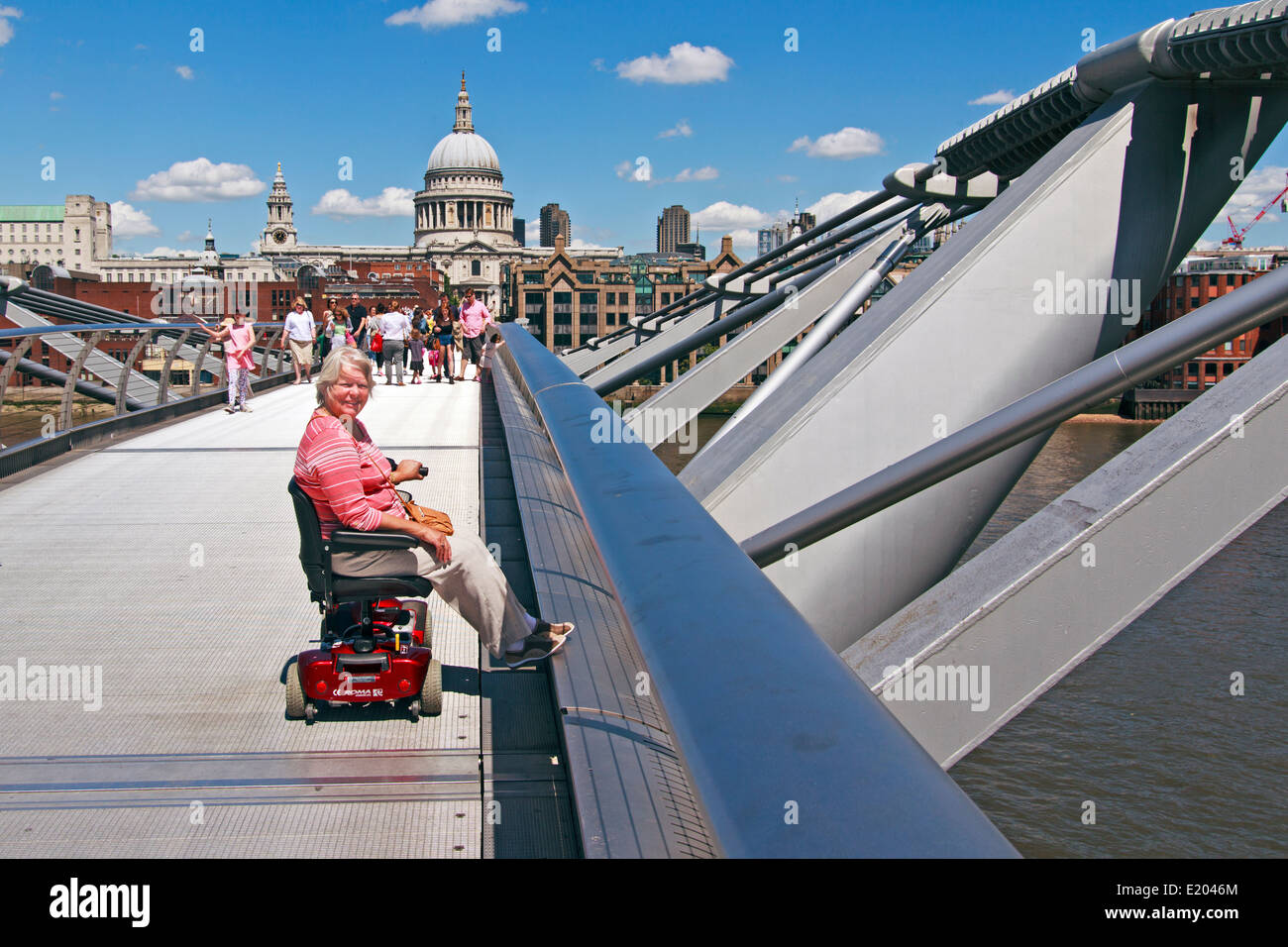 Mobilität Roller und Reiter auf die Millennium Bridge über die Themse Stockfoto