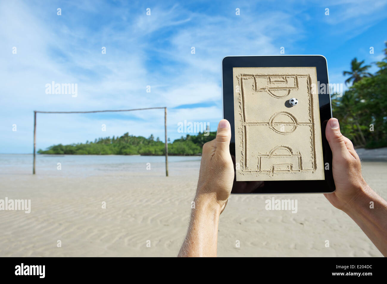 Hände halten Taktik Board am Strandfußball Tonhöhe in Nordeste Bahia Brasilien Stockfoto