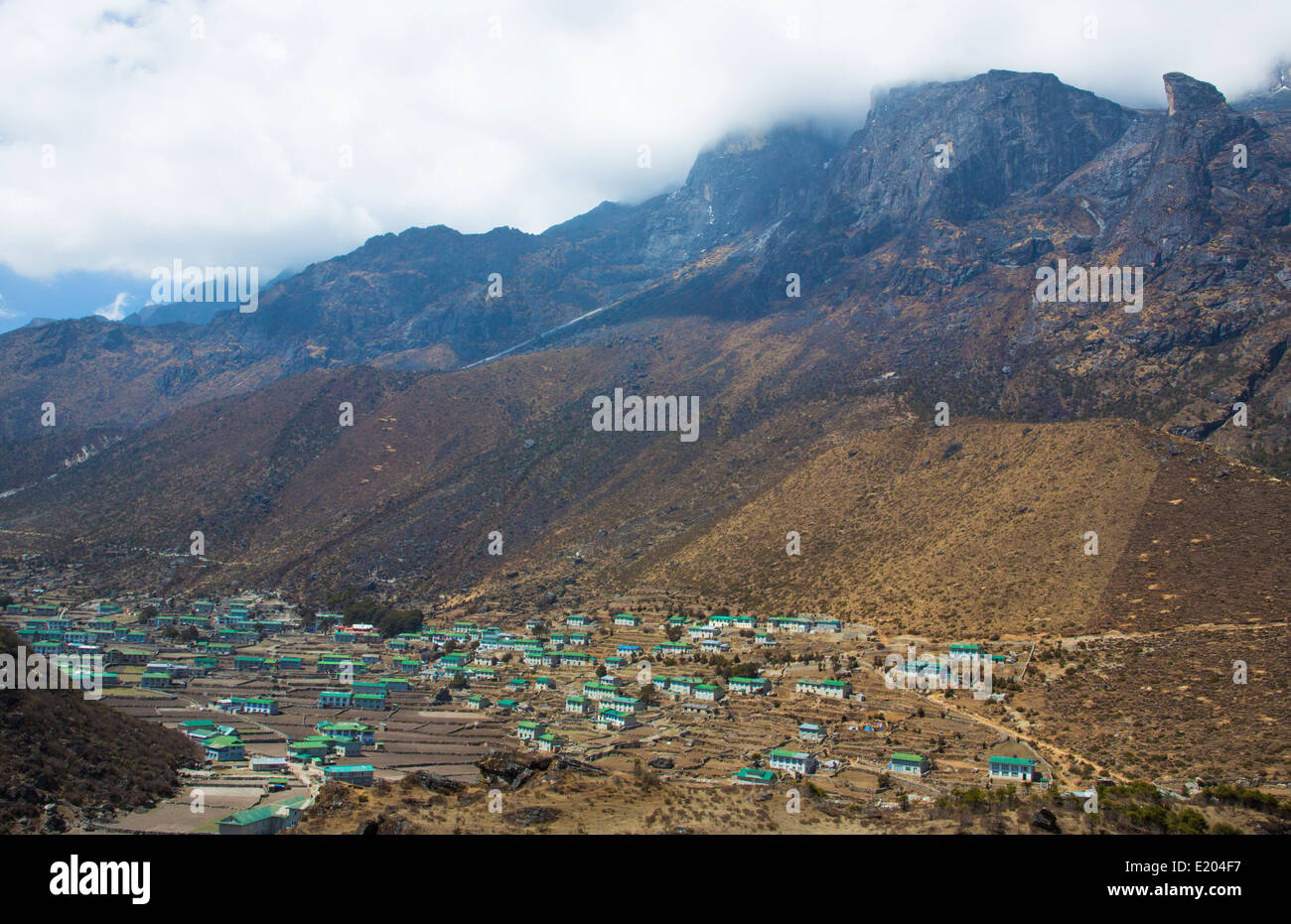 Das Dorf Khumjung Nepal mit Cloud-Spitze Himalaya erhebt sich steil über sie. Fernbedienung, Mt. Everest, Himalaya Stockfoto