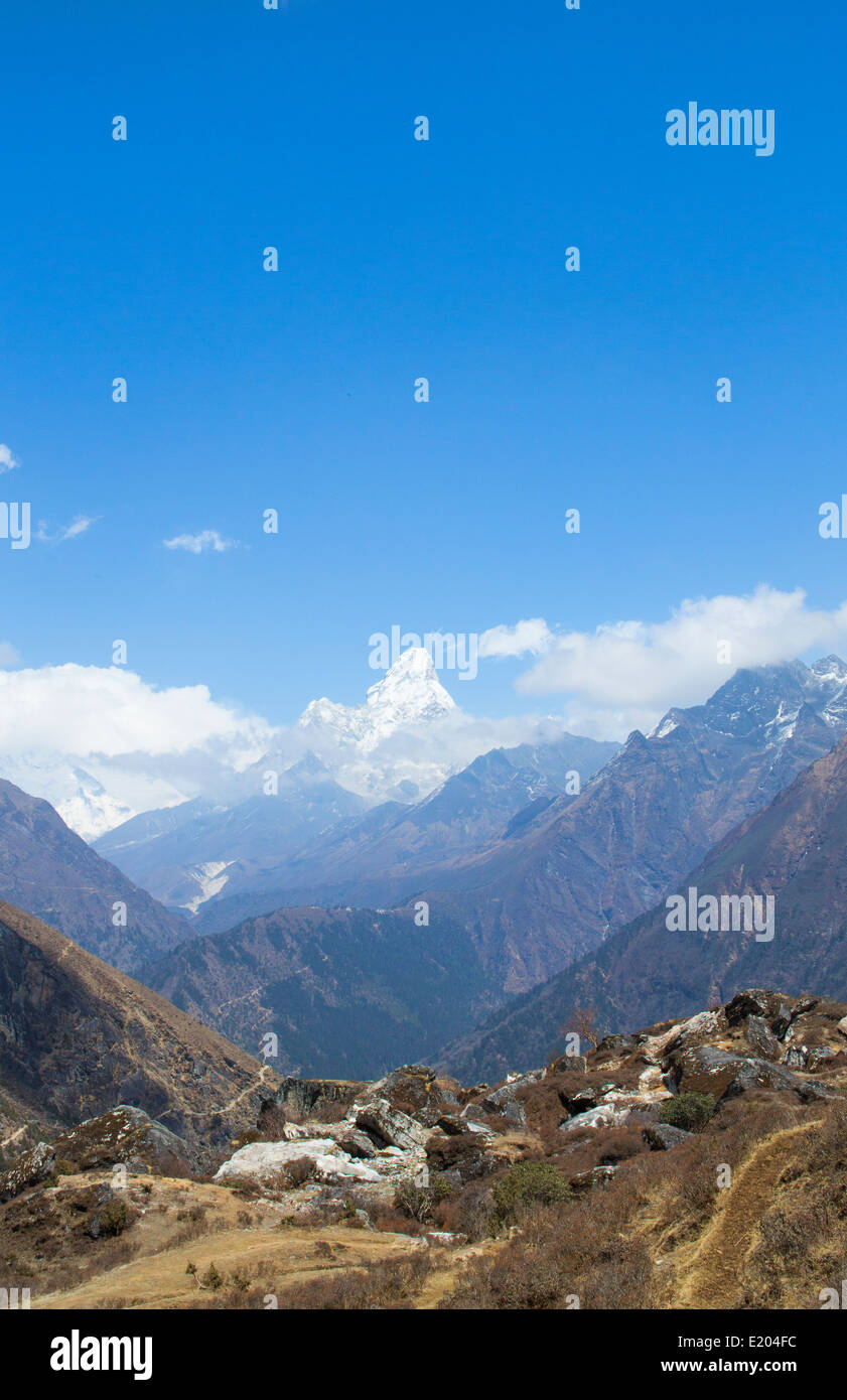 Nepal Mount Aba Dablam, steigt deutlich über eine Strecke von Tälern unterhalb Solukhumbu Fernbedienung, Mt. Everest, Himalaya Stockfoto