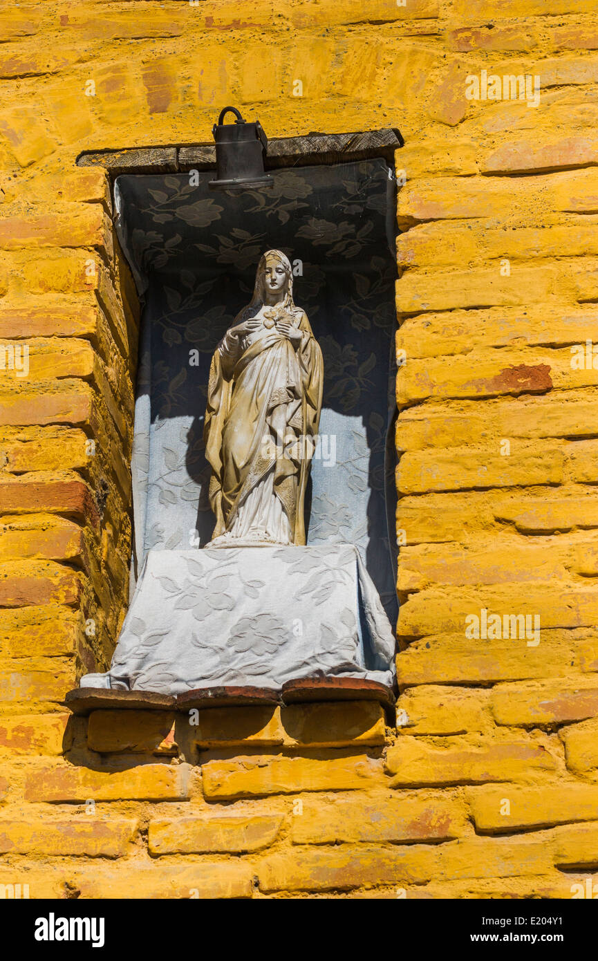 Skulptur der Jungfrau Maria an der Fassade eines historischen Gebäudes im Ökomuseum zeigen, Ungersheim, Elsaß, Frankreich Stockfoto