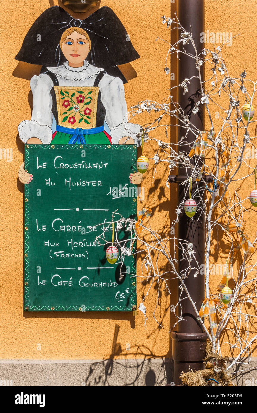Zeichen für ein Restaurant zeigt eine junge Frau in traditionelle ...