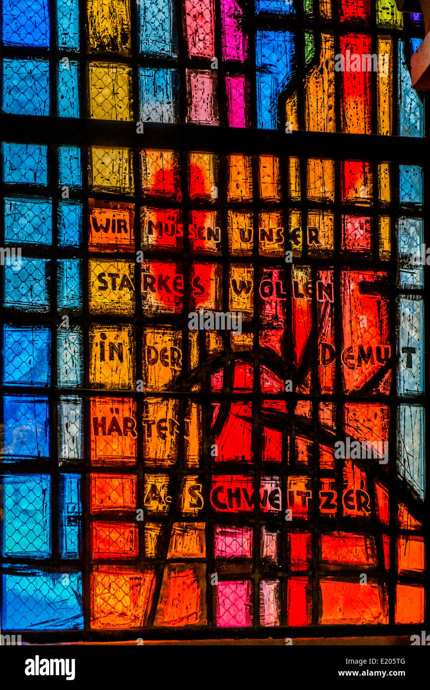 Glasfenster in der lutherischen Kirche von Sessenheim mit einem Zitat von Nobel Preis Friedensnobelpreisträger Albert Schweitzer Stockfoto