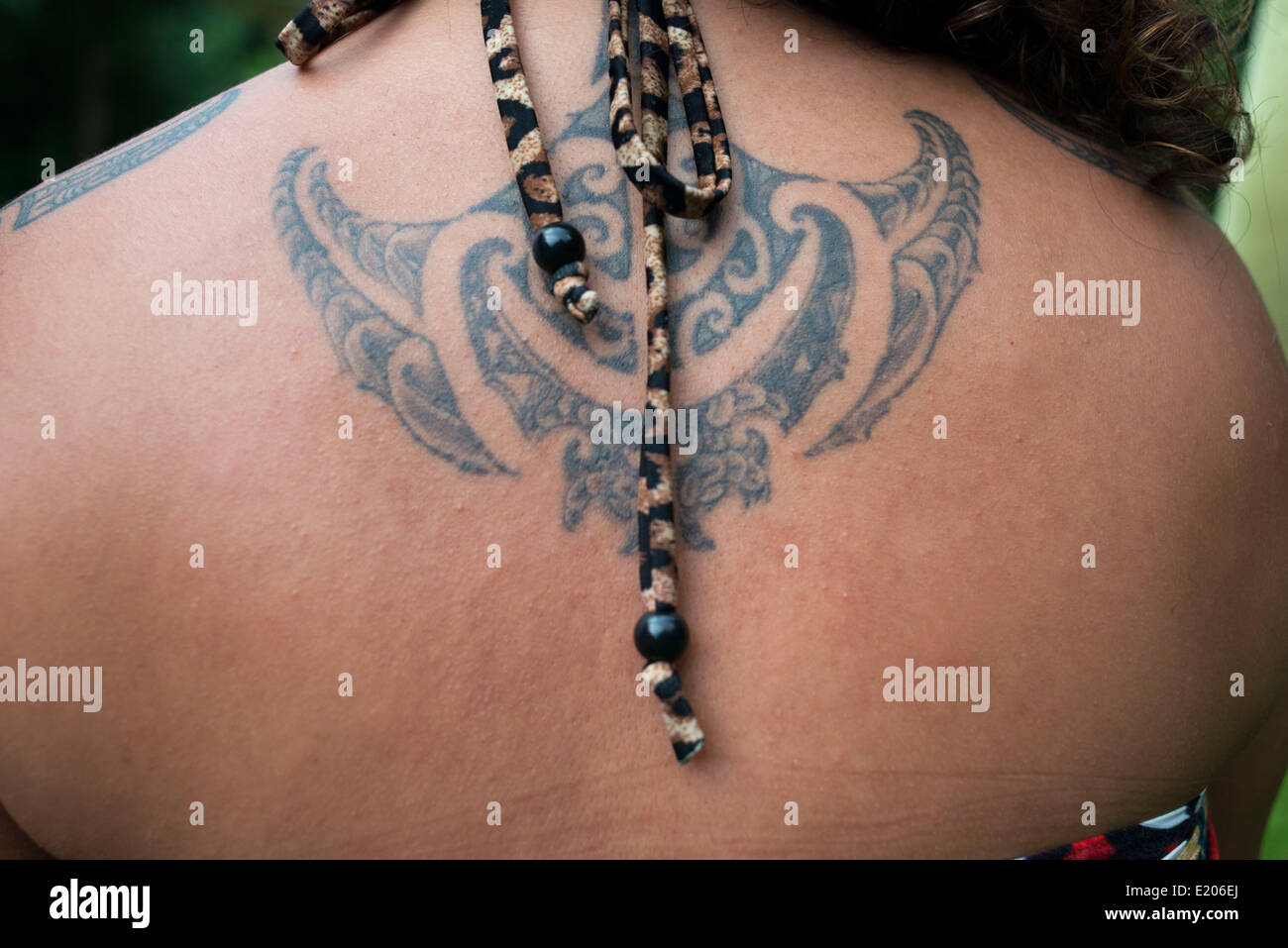 Rarotonga-Insel. Cook Island. Polynesien. Süd-Pazifik. Eine Frau, die sie zurück in ein typisch polynesische oder Maorí Tattoo. Stockfoto