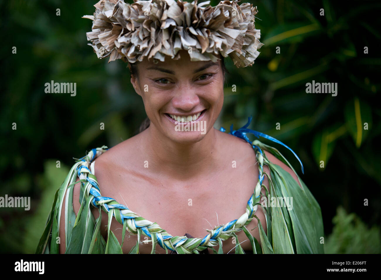 Rarotonga-Insel. Cook Island. Polynesien. Süd-Pazifik. Eine Frau mit Kleidung von Maori Hunter in Highland Paradies Cultura Stockfoto
