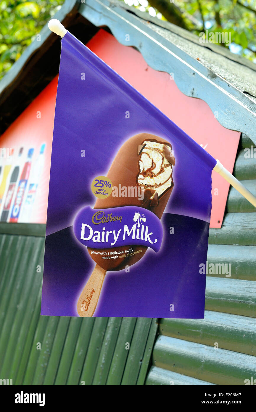 Cadbury Milch Eis Bar Flagge außerhalb einer geschlossenen Eis Hütte Twycross Zoo England UK Stockfoto