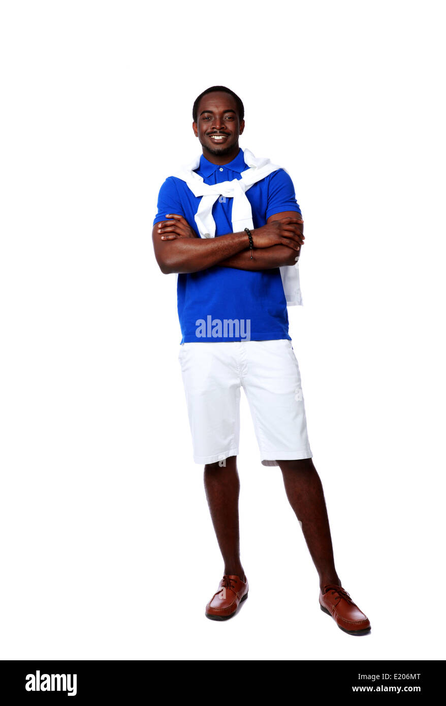 In voller Länge Portrait von ein glücklicher afrikanischen Mann stehend mit Arme verschränkt auf weißem Hintergrund Stockfoto