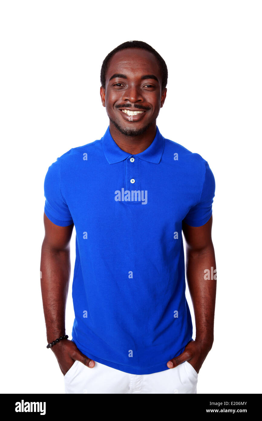 Lächelnd afrikanischen Mann im blauen T-shirt stehen auf weißem Hintergrund Stockfoto