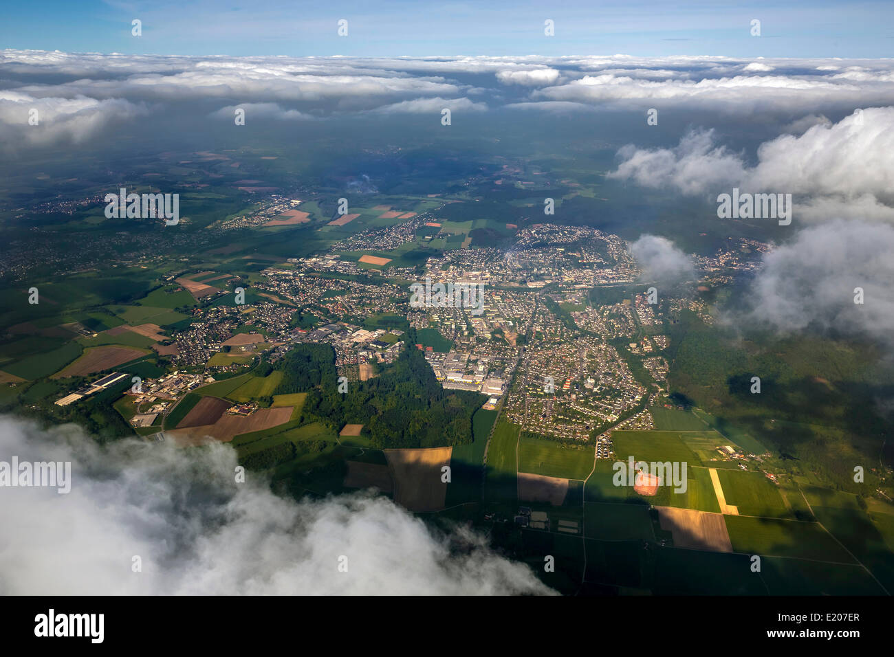 Luftaufnahme, Stadtbild durch die Wolken, Menden, Sauerland, Nordrhein-Westfalen, Deutschland Stockfoto