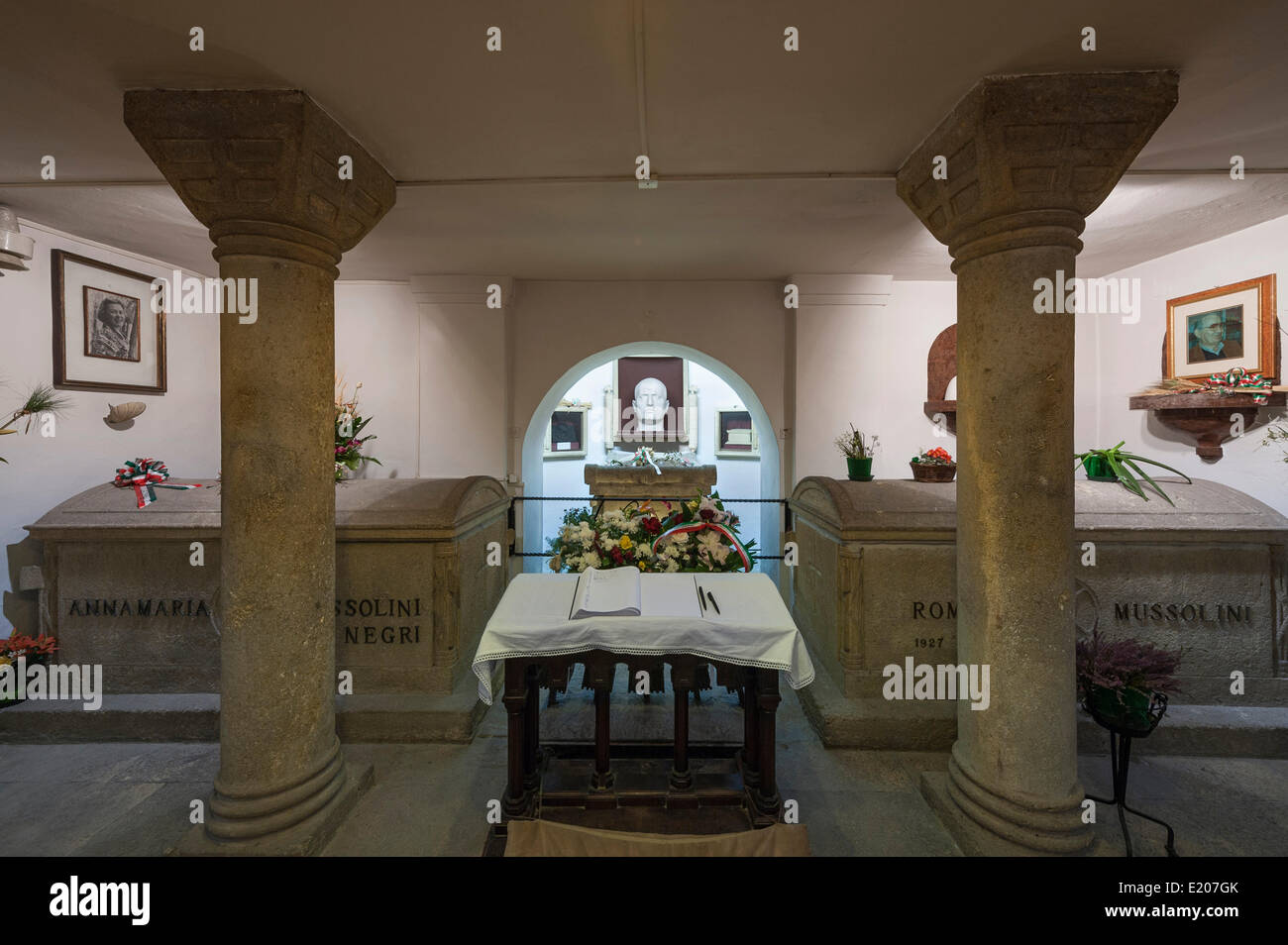 Cripta Mussolini, Familiengrab mit Särgen, Sarkophag von Mussolini, Geburtsort von Mussolini, Predappio, Emilia-Romagna, Italien Stockfoto