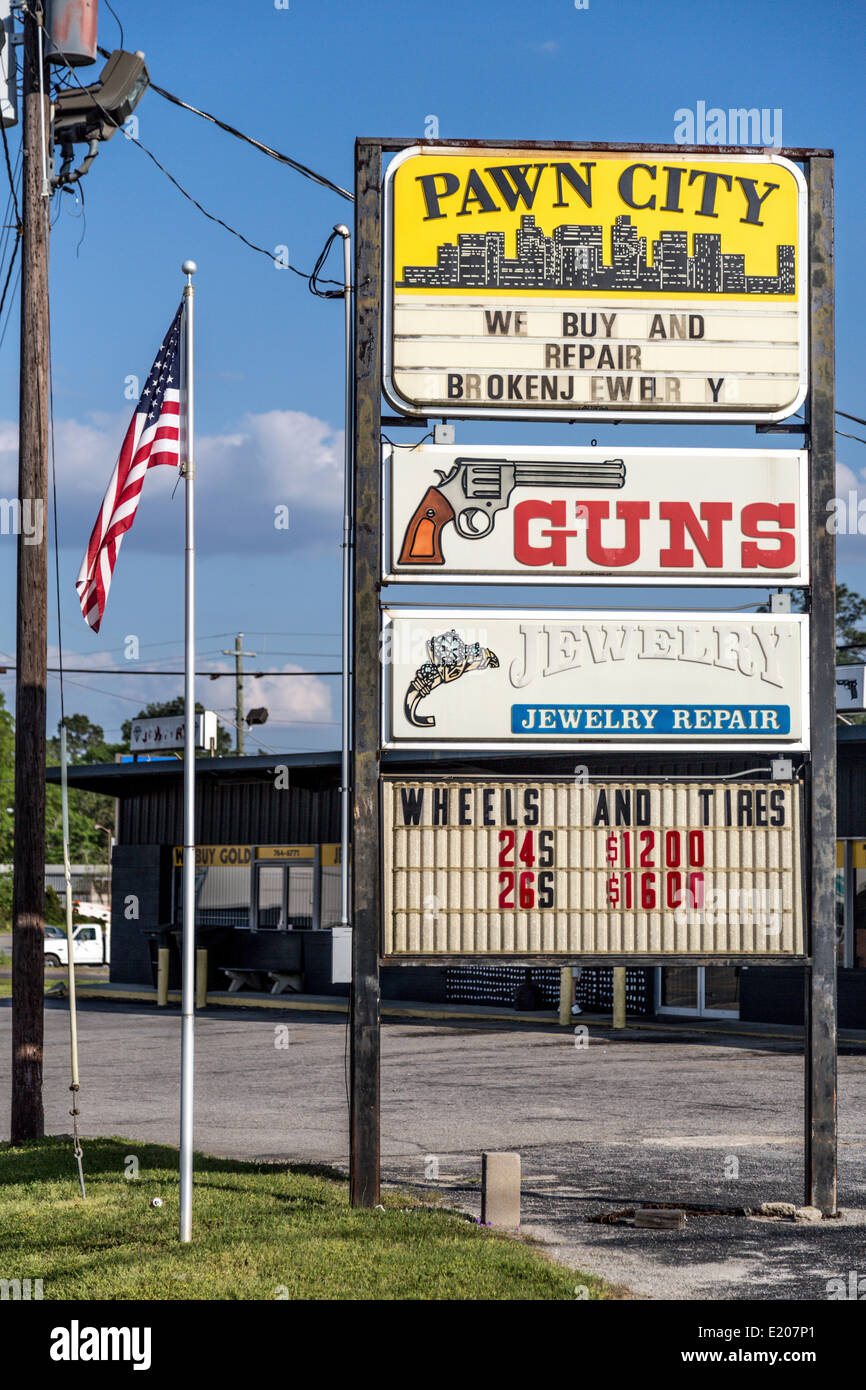 Werbeschilder, Waffenladen und Pfandhaus mit amerikanischen Flagge, Georgia, Vereinigte Staaten Stockfoto