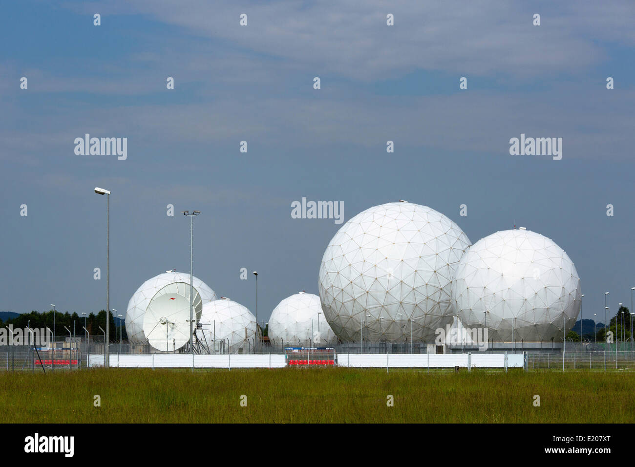 Radome der ehemalige Echelon Überwachung station Field Station 81, Bad Aibling, Chiemgau, Upper Bavaria, Bavaria, Germany Stockfoto