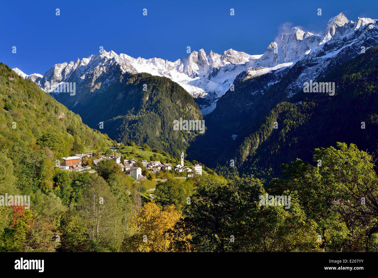 Das Dorf Soglio im Val Bregaglia, hinter der Sciora-Gruppe, Bergell, Graubünden, Schweiz Stockfoto