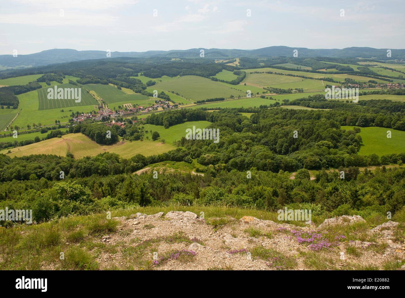 Blick vom Mt Großer Hörselberg gegenüber der Thüringer Wald, in der Nähe von Eisenach, Thüringen, Deutschland Stockfoto