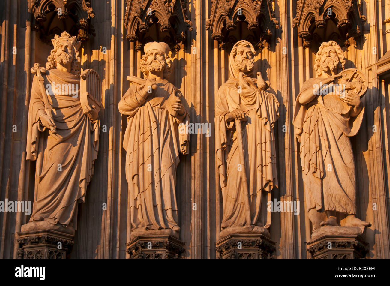 Figuren von Heiligen auf die wichtigsten Portal, Westfassade, Kölner Dom, Köln, Nordrhein-Westfalen, Deutschland Stockfoto