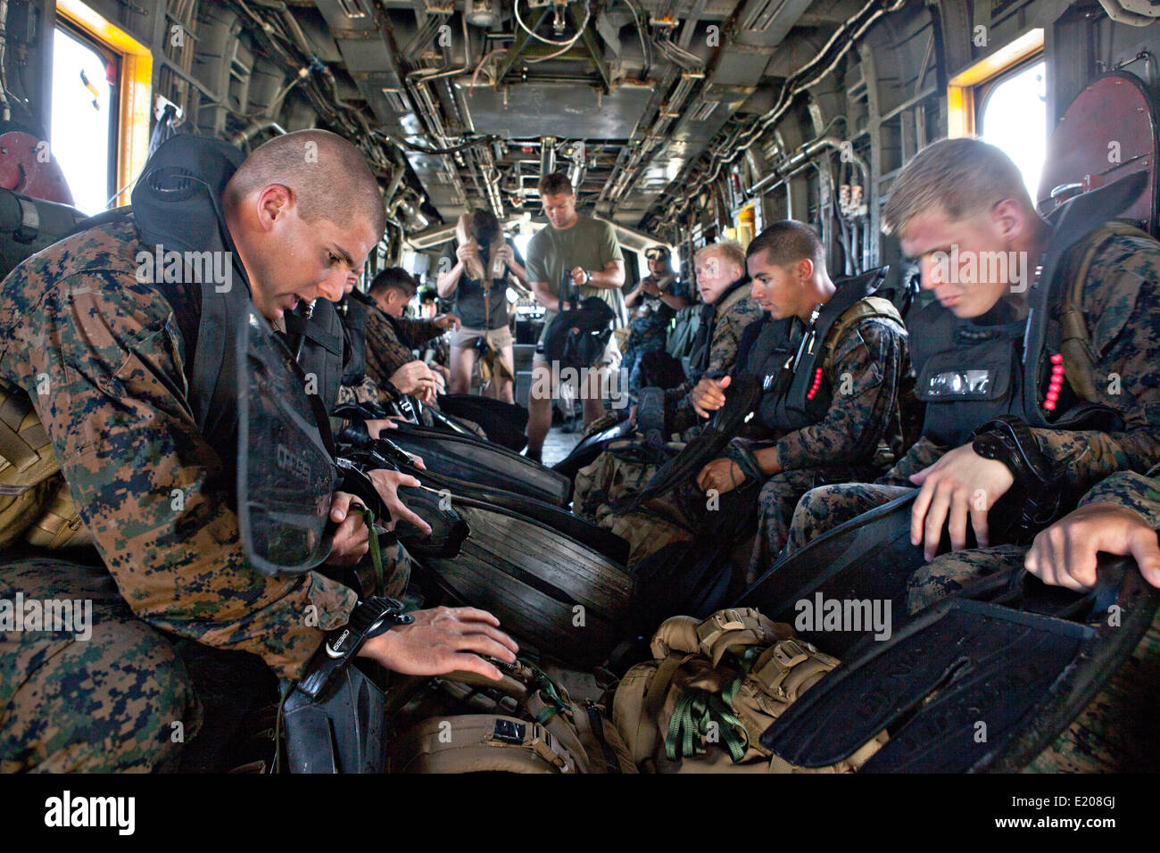 US Marines Aufklärung Kommandos warten, springen aus dem CH-53E Super Stallion Helikopter durchzuführen eine weiche Ente Einfügung Onslow Beach 4. Juni 2014 in Camp Lejeune, North Carolina Eine weiche Ente Einfügung beinhaltet, fallen einem entleerten Schlauchboot und Marines in das Wasser aus einem Hubschrauber. Stockfoto