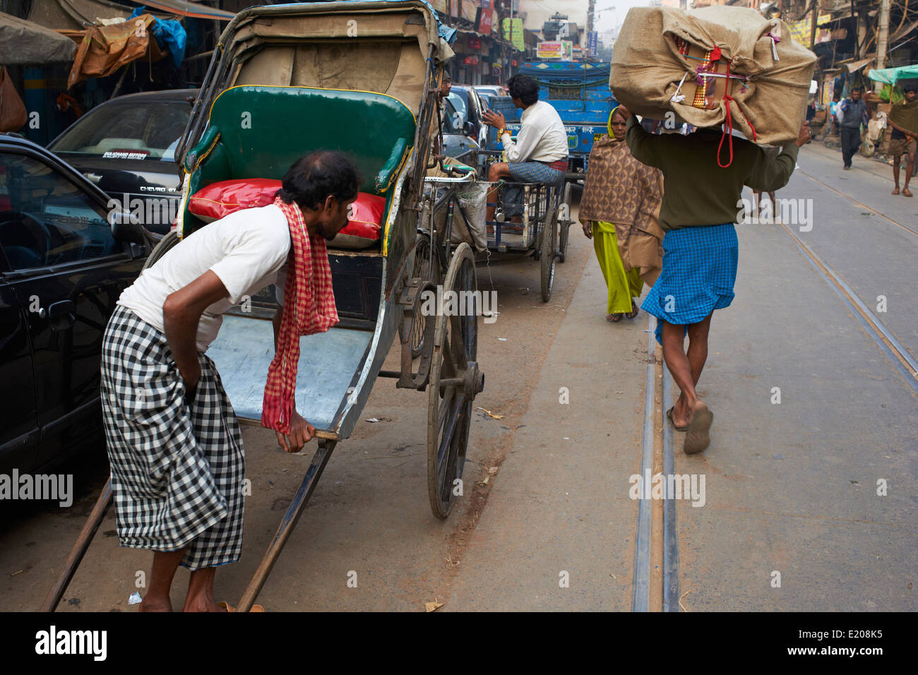 Indien, Westbengalen, Kalkutta, Calcutta, Rikscha auf der Straße Stockfoto