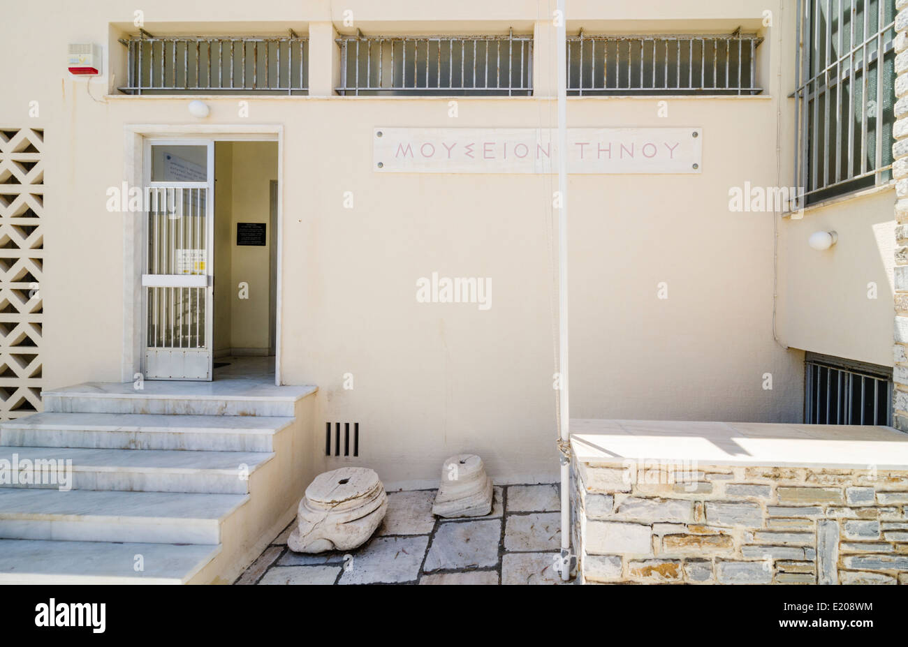 Eingang zum archäologischen Museum von Tinos, Tinos-Stadt, Insel Tinos, Griechenland Stockfoto