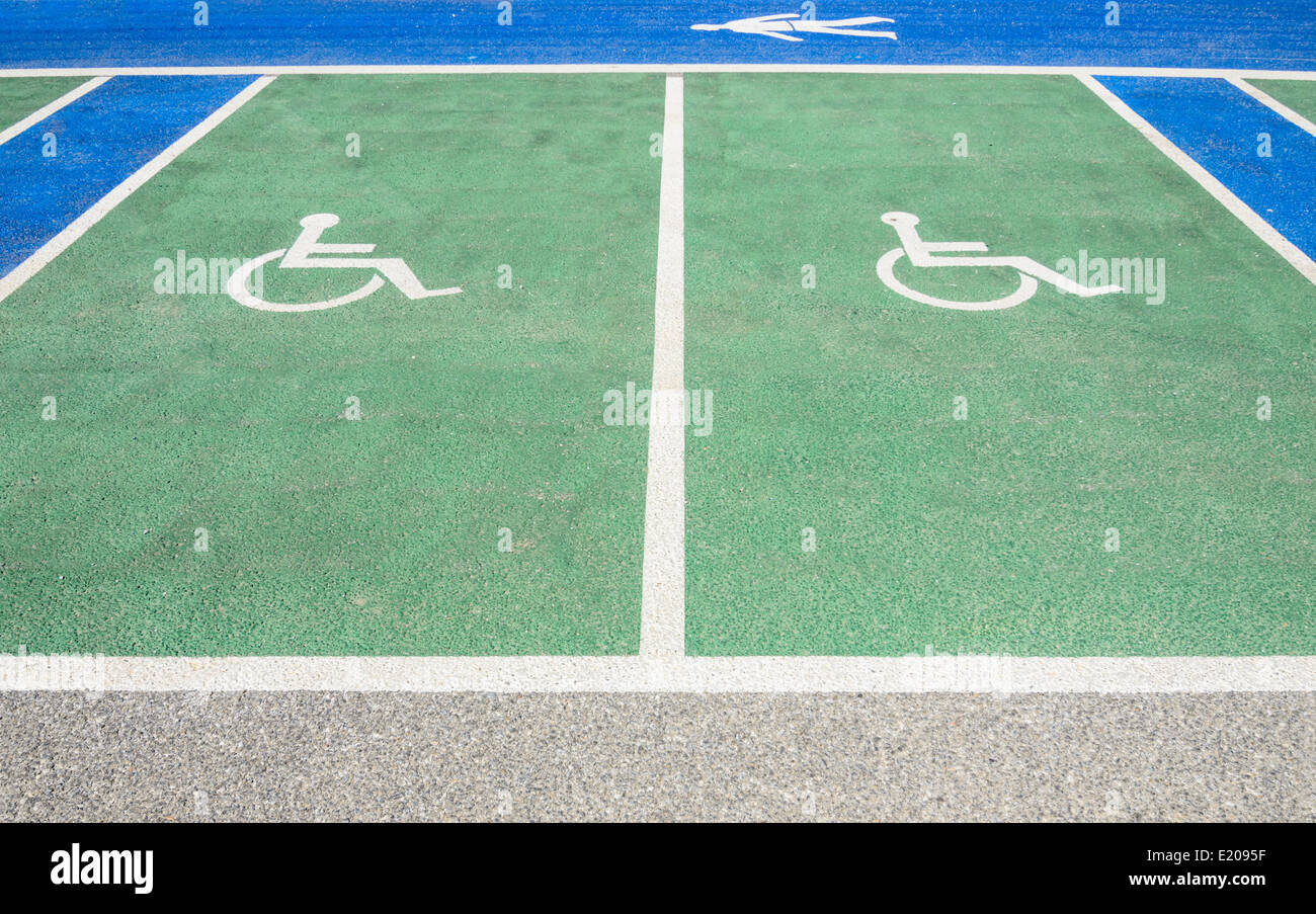 Symbole der Behinderten Parkplätze in einem Parkhaus Stockfoto