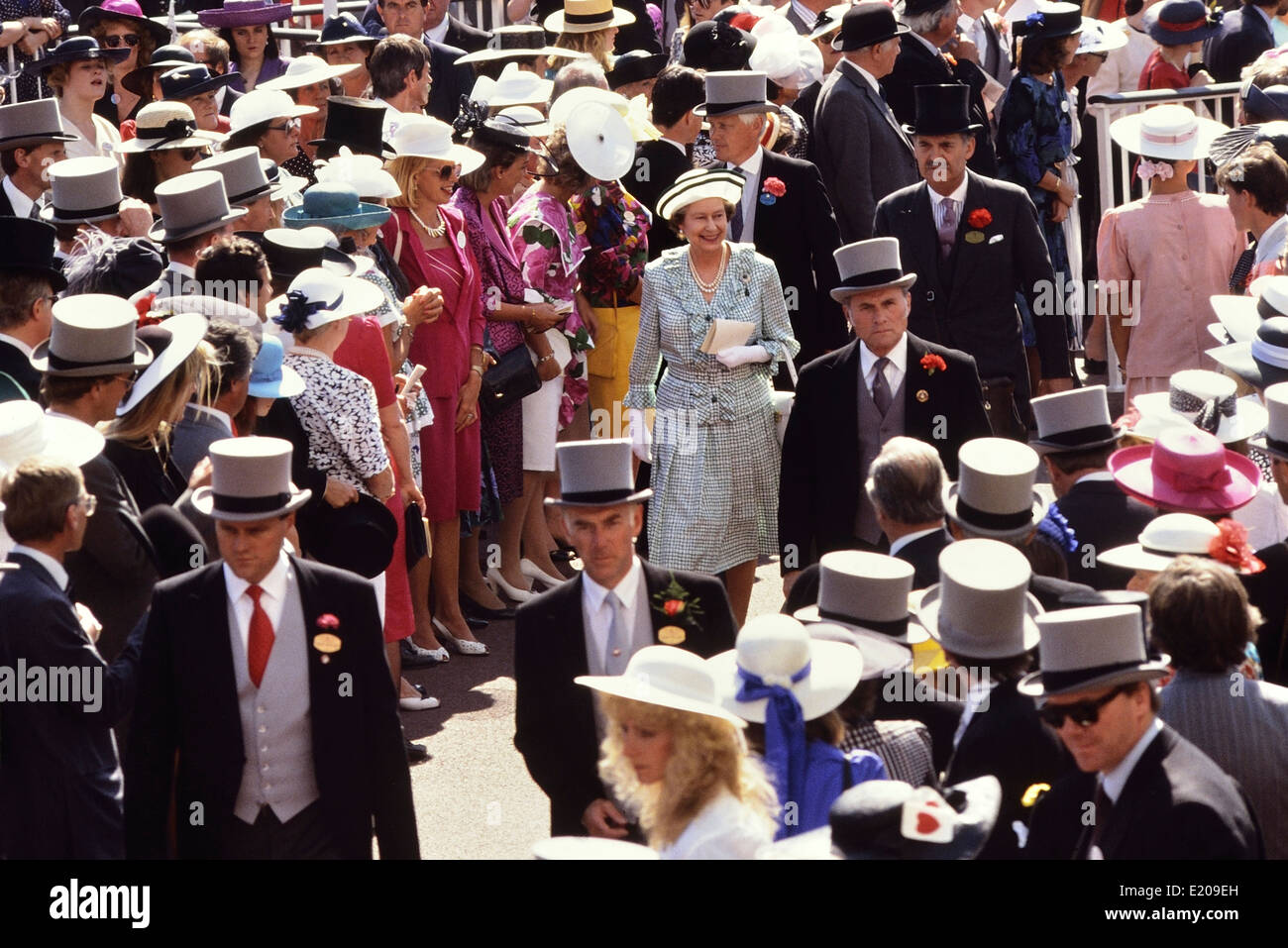 Eine lächelnde Königin Elizabeth II. Beim Rennen der Menschenmassen bei Royal Ascot Races, Berkshire, England, Großbritannien. Um 1989 Stockfoto