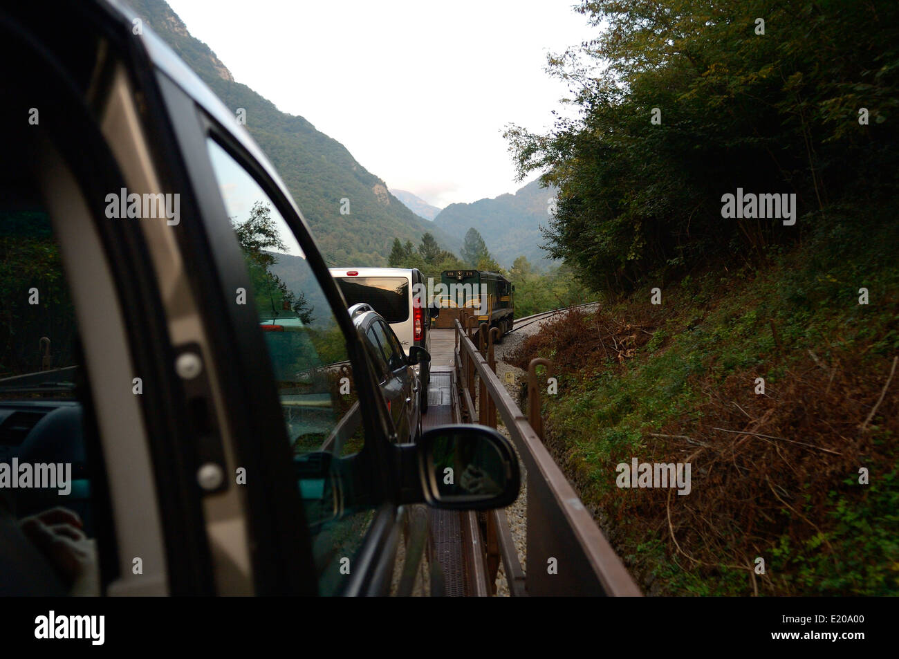 Öffnen von Eisenbahnwaggons auf den Autoreisezug-Dienst (Avtovlak) von Most Na Soči, Bohinjska Bistrica. Slowenien Stockfoto
