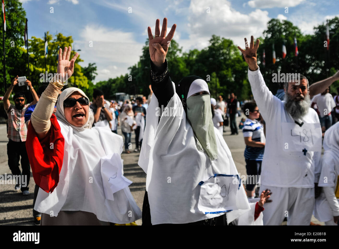 Ägypter geben vier fingered Muslimbruderschaft begrüssen wie sie protestieren gegen Menschenrechtsverletzungen in Ägypten einschließlich Tod, Gefängnis und Zustand der Bühne geförderte Gewalt Stockfoto