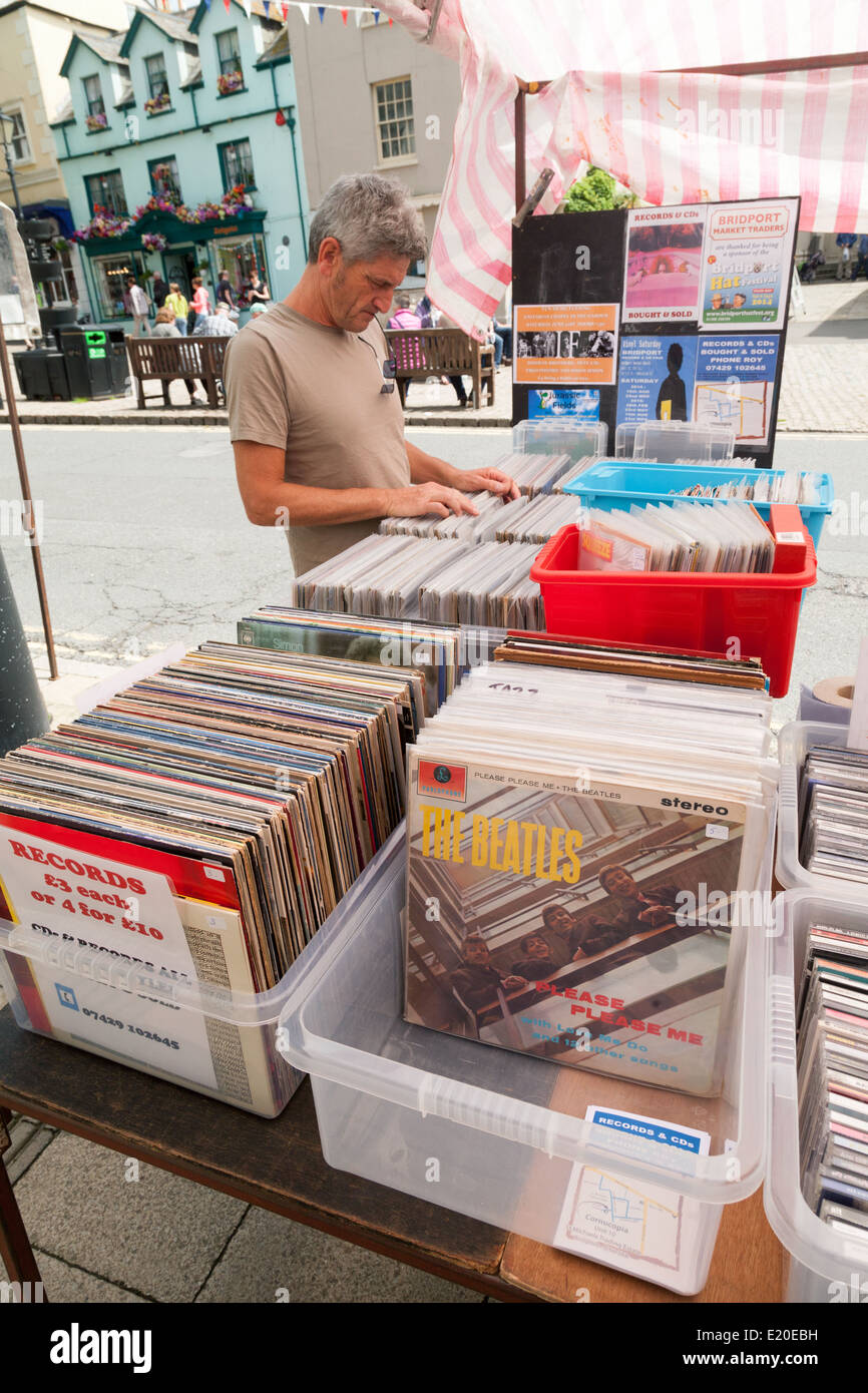 Ein Mann aus zweiter Hand einkaufen oder Vinyl-Schallplatten in einem Dorf Marktstand, Bridport Dorset England UK verwendet Stockfoto