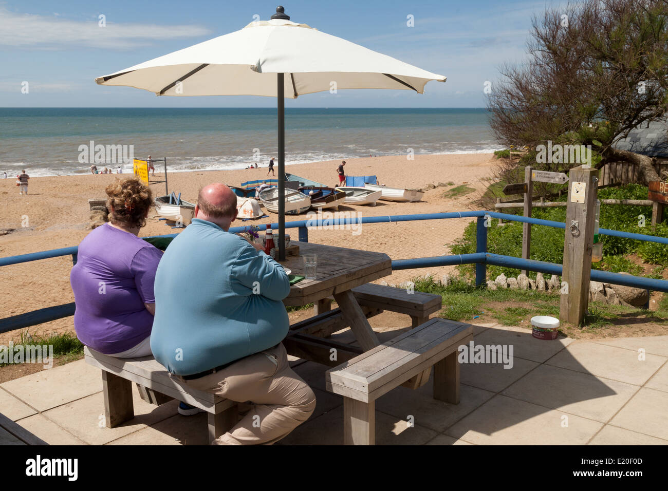 Adipositas - Fettleibigkeit paar am Strand, UK Stockfoto