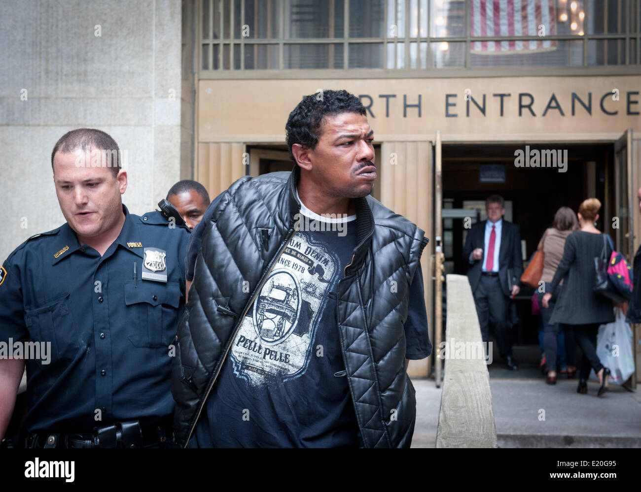 Manhattan, New York, USA. 11. Juni 2014. Mario David wird auf einen Polizeiwagen geführt, nach angeblich tätlichen Angriffs auf einen Polizisten in der Lobby des Manhattan Criminal Court, Mittwoch, 11. Juni 2014. Bryan Smith/ZUMAPRESS.com/Alamy © Live-Nachrichten Stockfoto