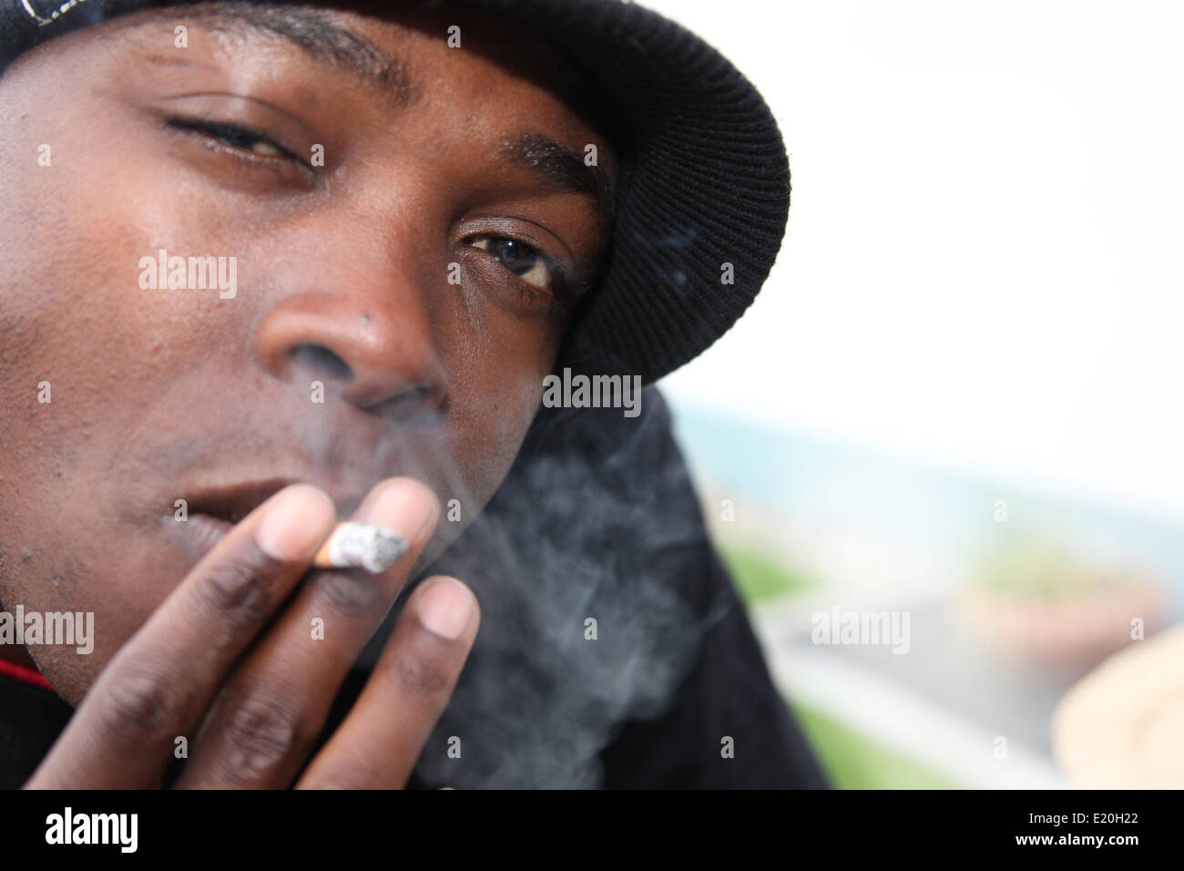 junge Afro-Amerikaner mit Zigarette Stockfoto