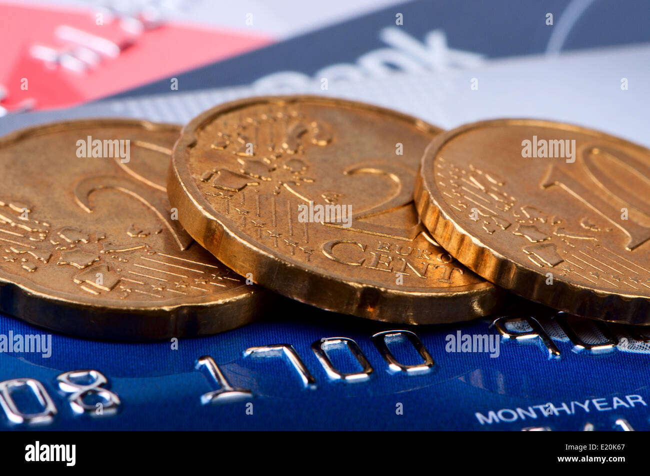 Münzen und Kreditkarten hautnah. Stockfoto